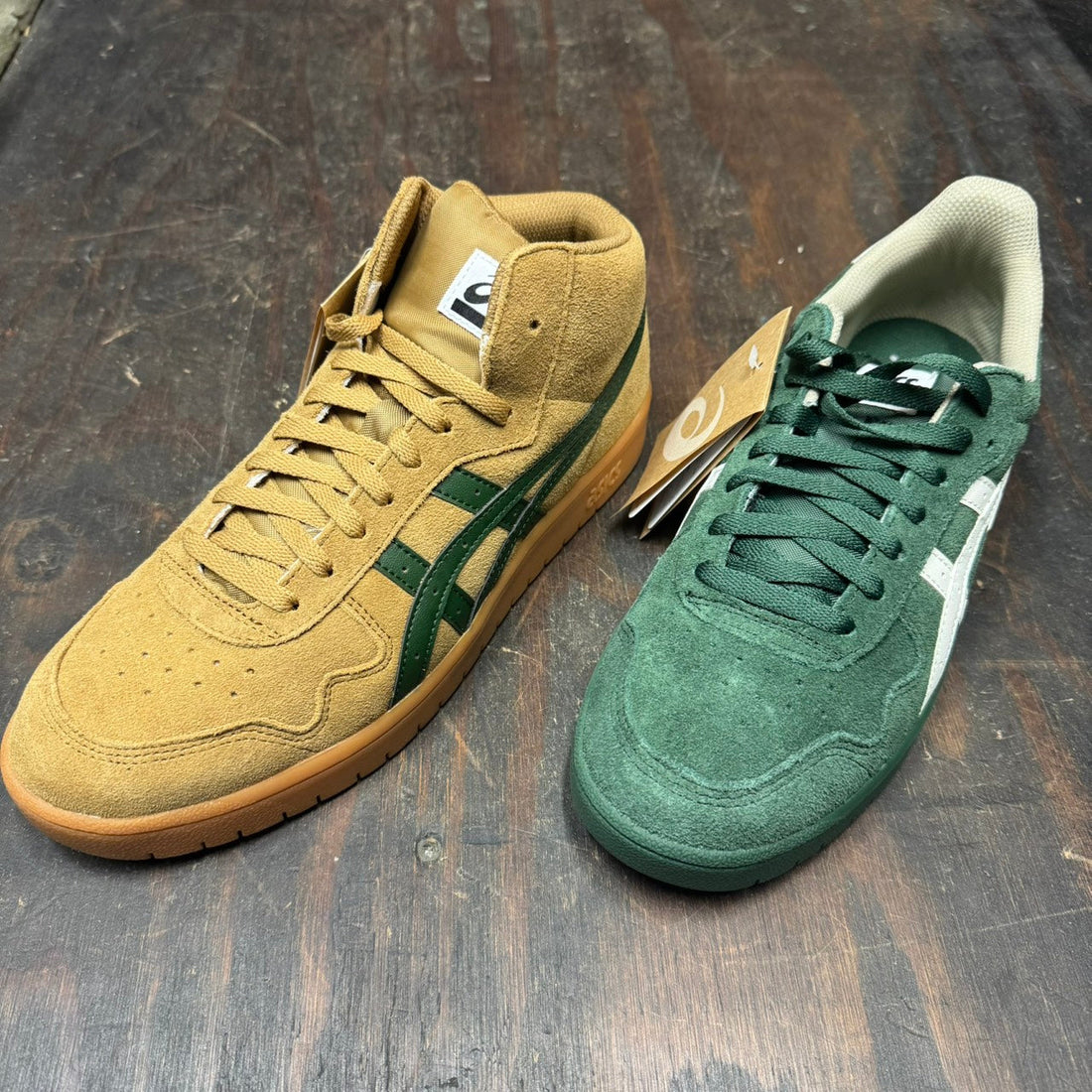 今回も新しく入荷した商品はアシックスのスケシューです